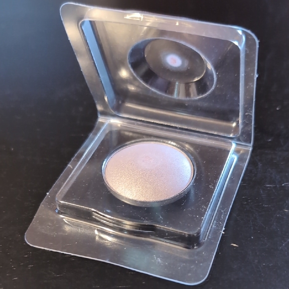 Chantecaille Eyeshadow Single- CROCUS - Picture 1 of 3